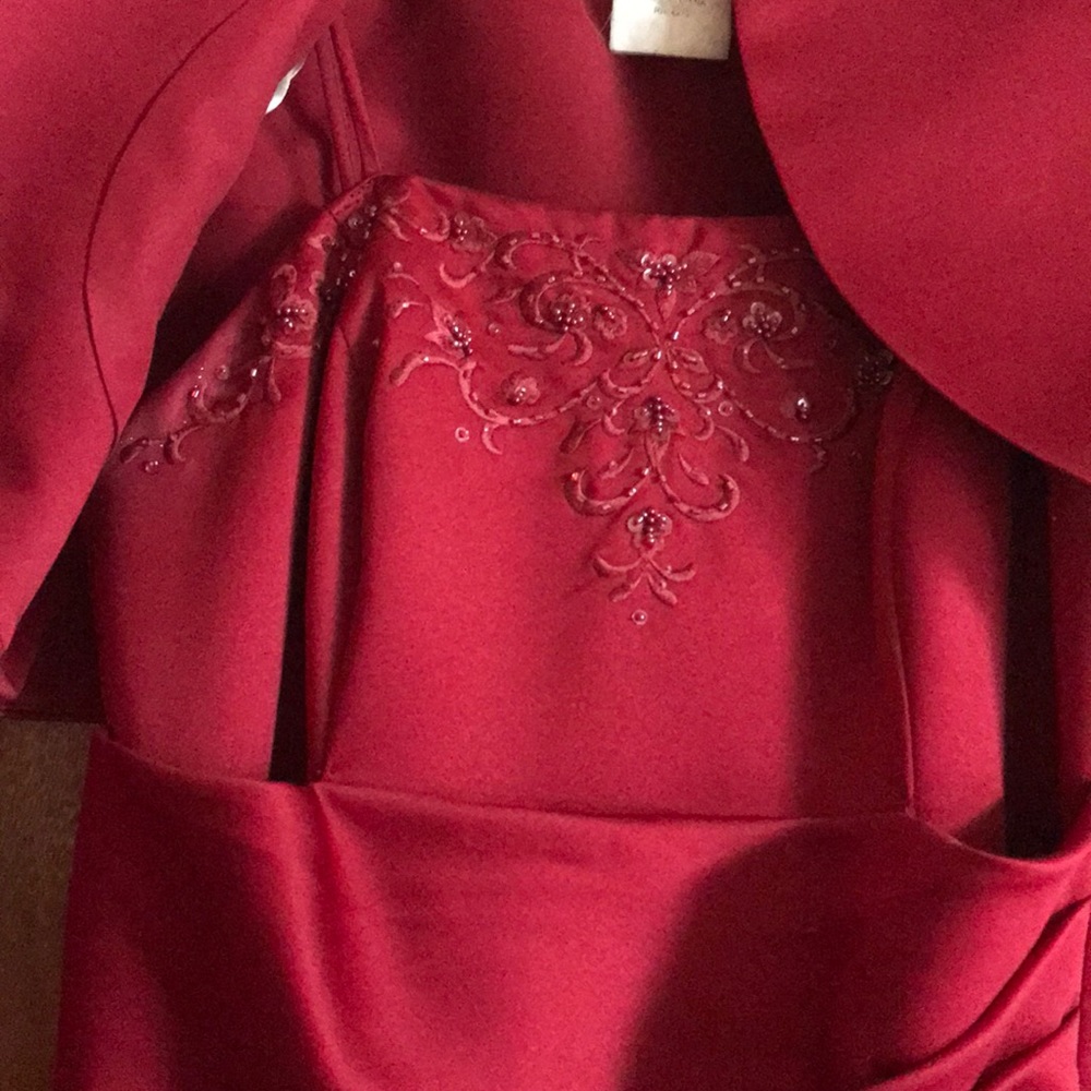 Red gown! - Picture 3 of 3